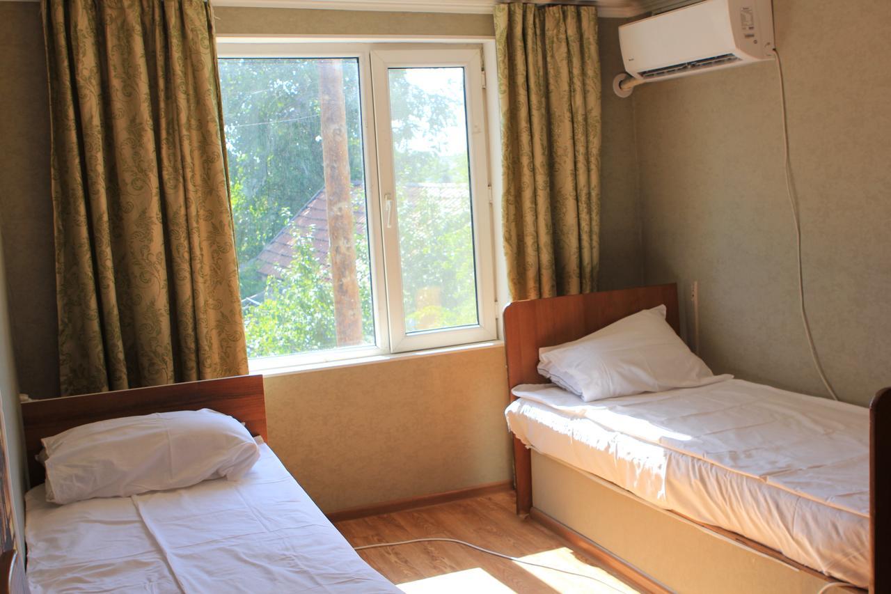 Holiday Hostel House Bisjkek Eksteriør billede